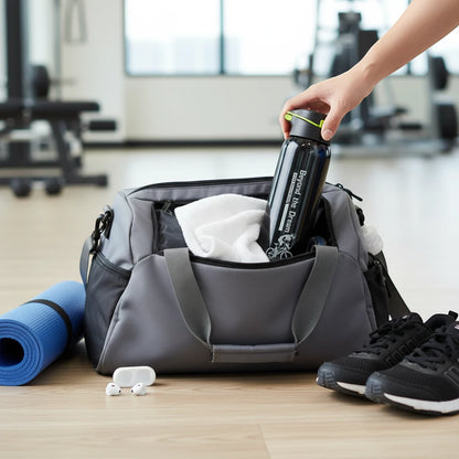 Gourde isotherme noire dans un sac de sport